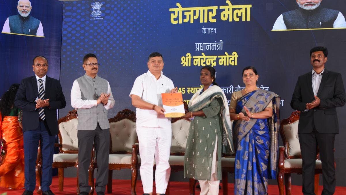 Union Minister gives away government job offer letters in Tiruchi