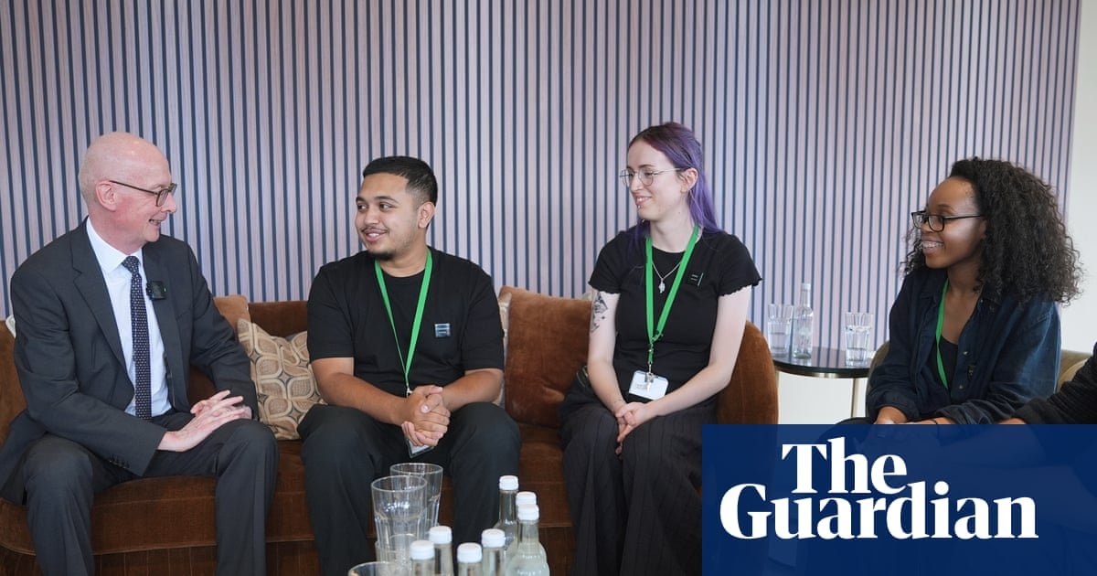UK retailers to create 100,000 placements for young people out of work