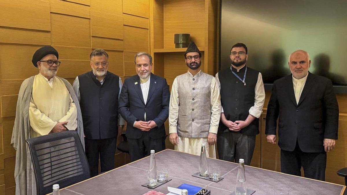 Iranian Foreign Minister holds separate meeting with Kashmiri leaders; Mirwaiz bats for dialogue over war