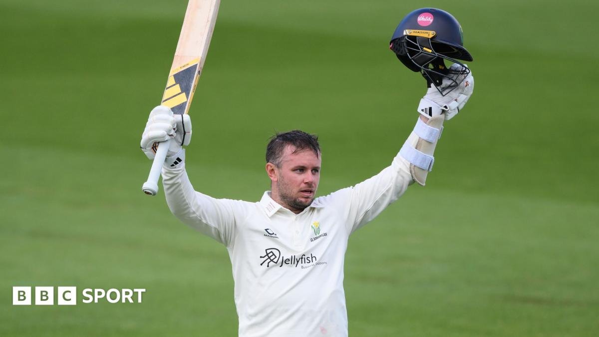 Crane moves Glamorgan towards safety against Surrey