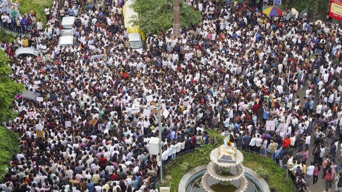 Pune MPSC aspirants protest against paper leaks, demand chairman’s resignation