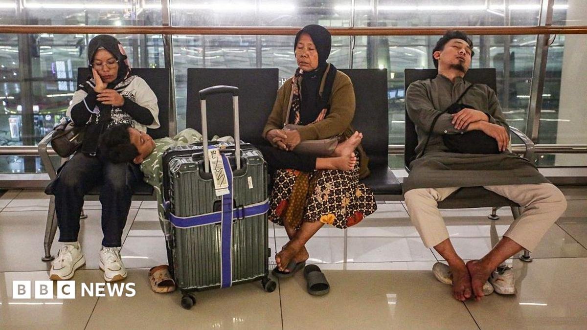 Volcano eruption triggers flight suspensions at Indonesia's main airport