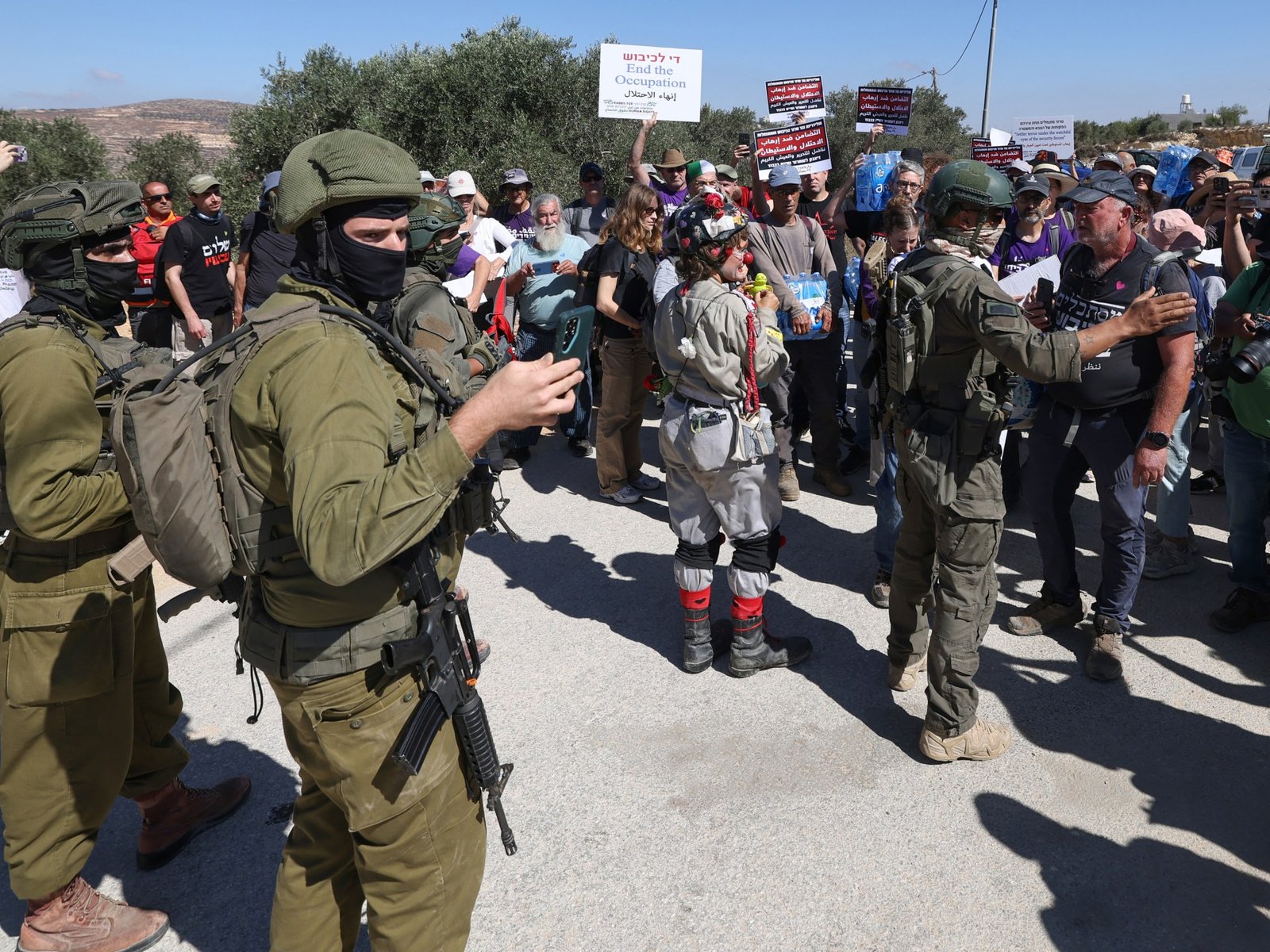 Israeli police kill Palestinian in Jerusalem as army blocks aid for Qusra