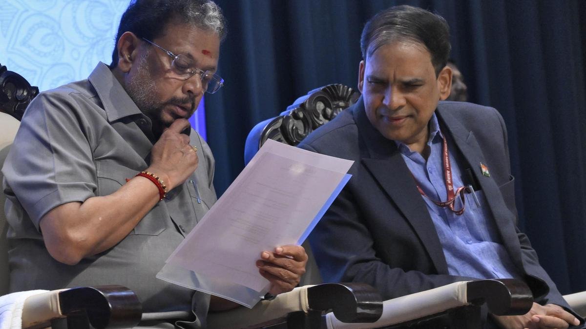 L-G stresses need for providing continuous training to government employees