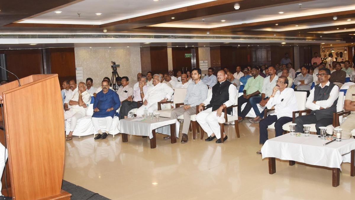 Khader asks DK administration to prepare presentation on infrastructure for High Court bench in Mangaluru