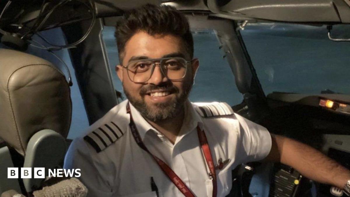 Who is the 'hero' Indian pilot who was stabbed on Israel-bound flight?