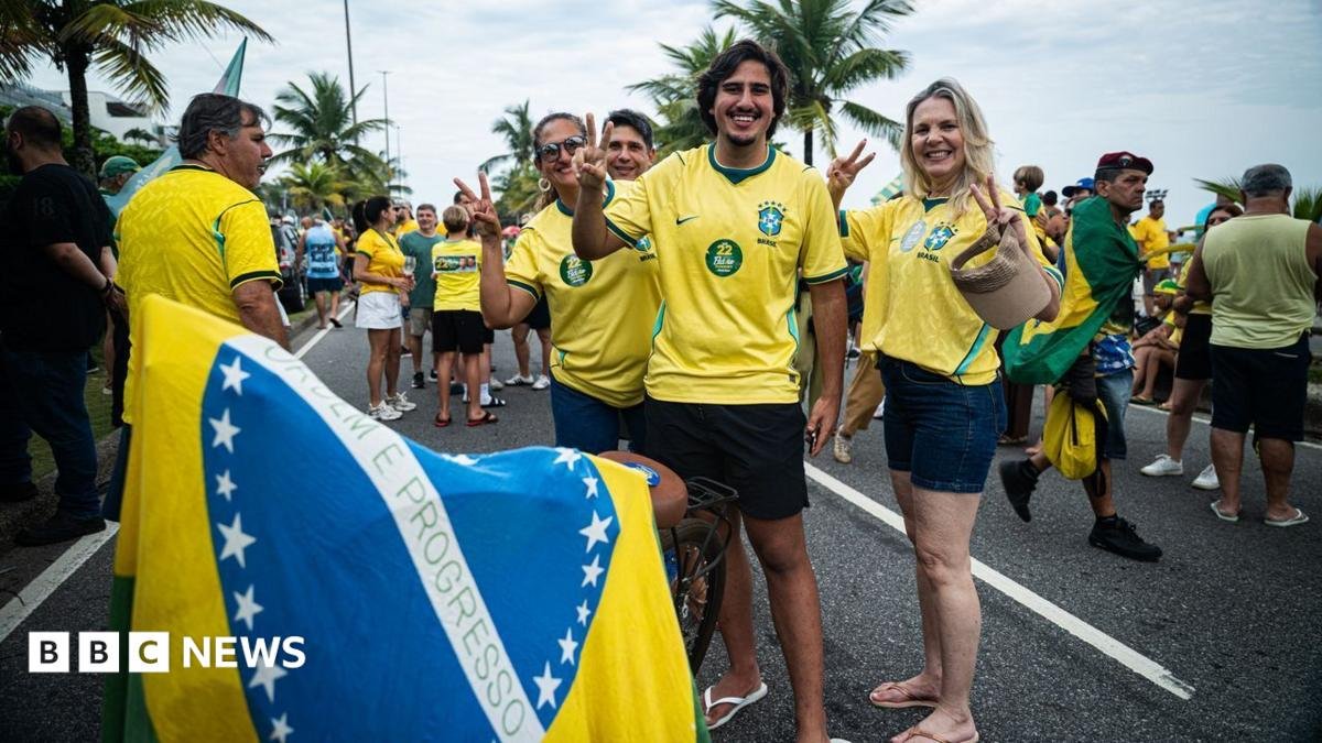 Voters in Brazil head to polls as Lula goes up against Bolsonaro's son