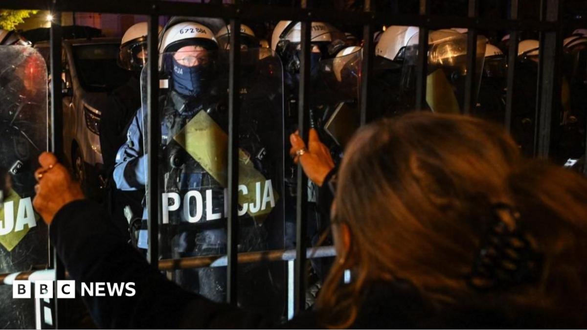 Police deployed during stand-off over control of top Poland court