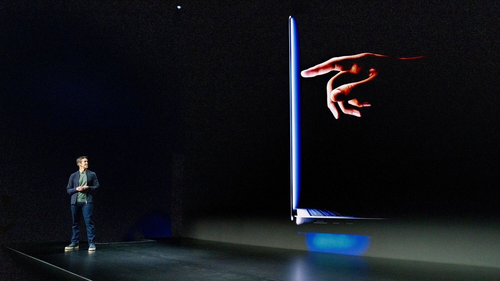 Apple MacBook Pro with PROLED XDR Display becomes first touchscreen Mac