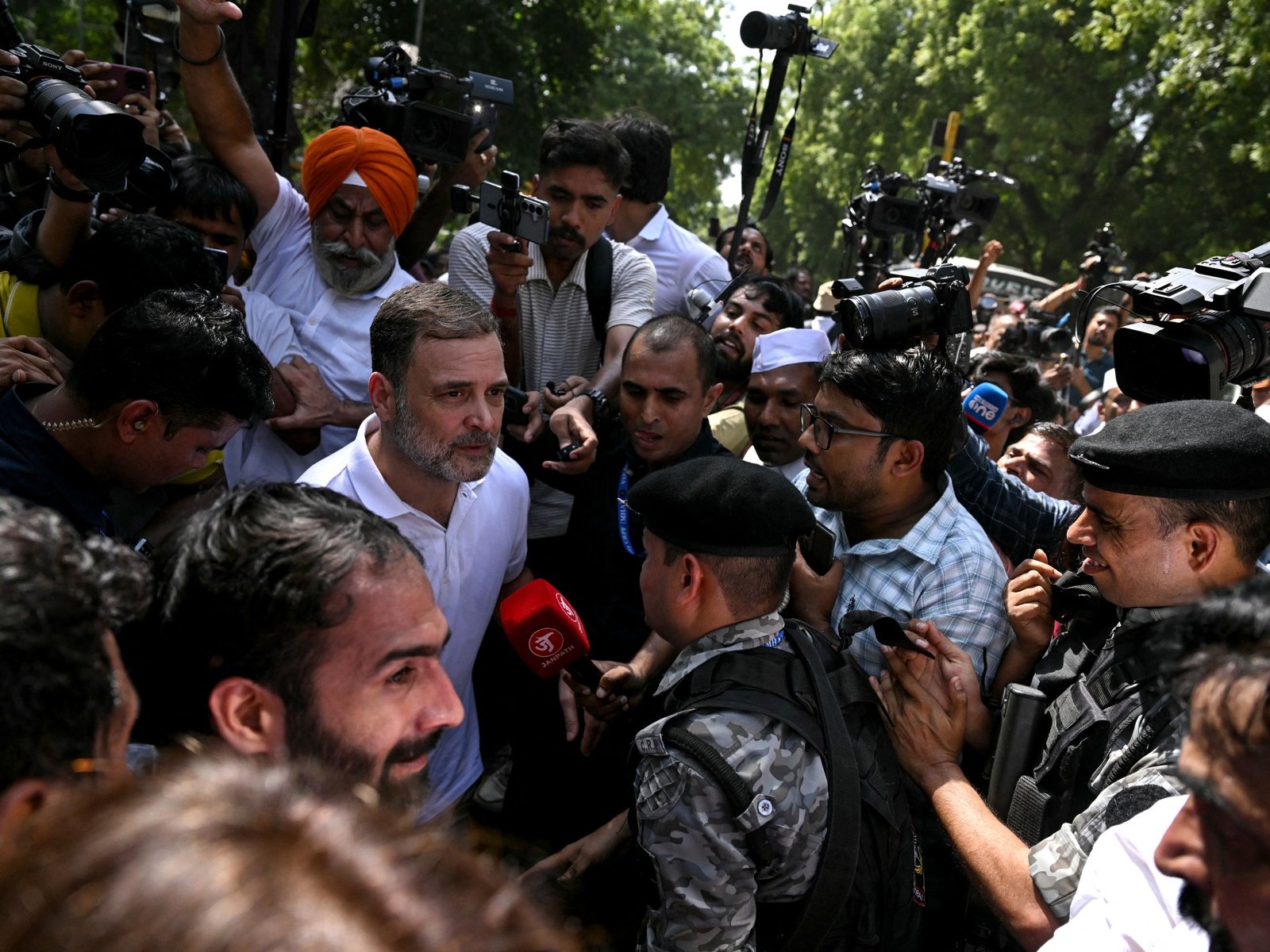 India opposition leaders briefly arrested in protest against election chief