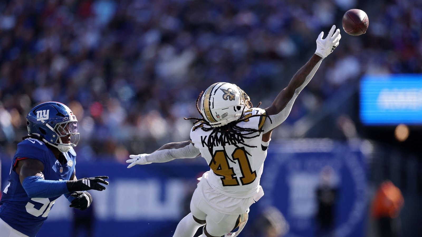 Alvin Kamara's scary fall vs Giants renews existing back injury concerns even as Saints RB returns from tent