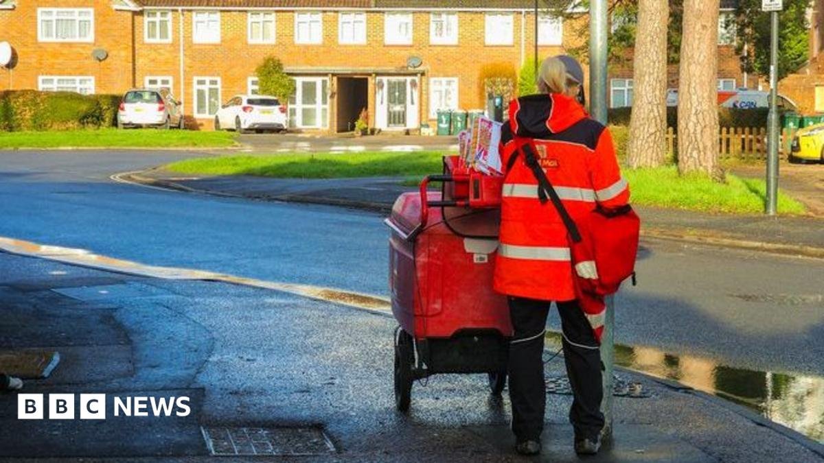 Royal Mail losing 400 postal workers a week, says union