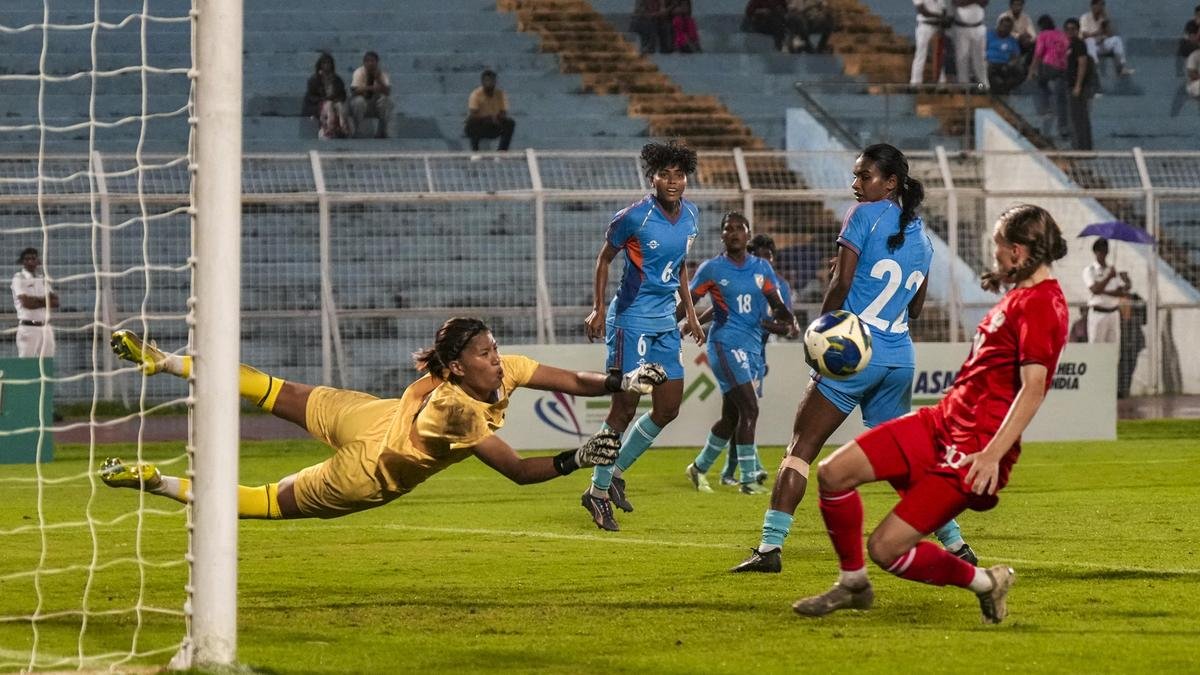 Russian women hand India a 4-0 defeat