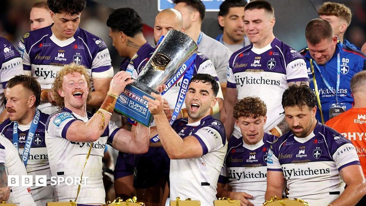 Wakefield beat Warrington to win Super League