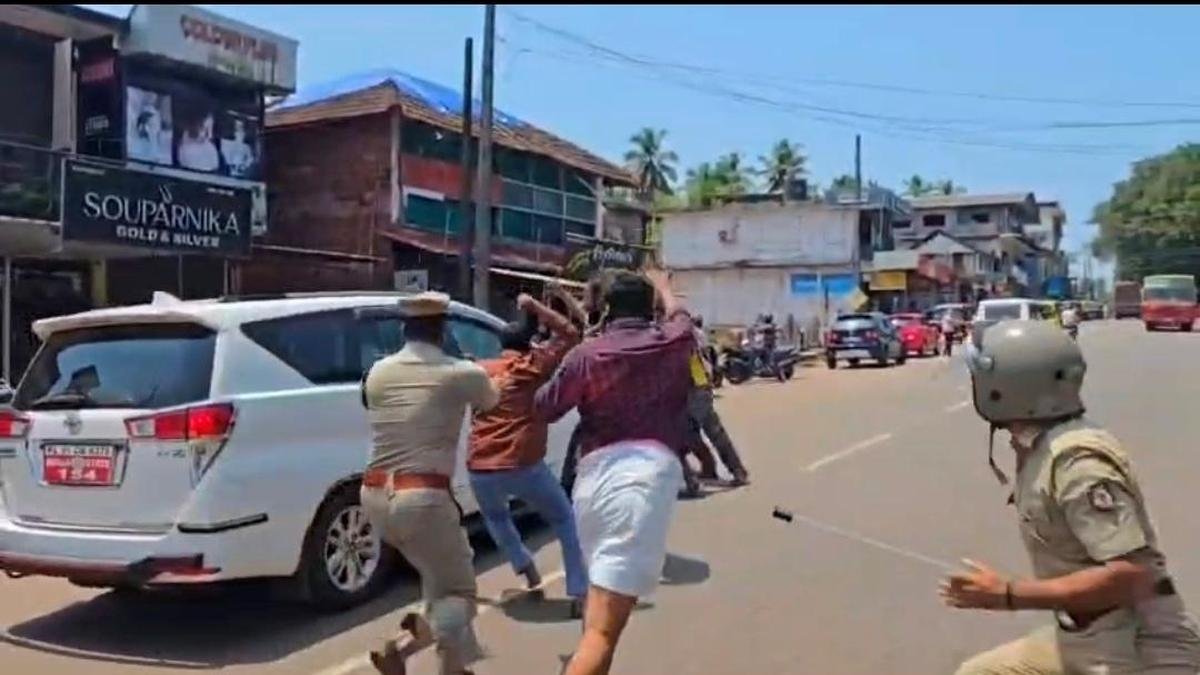 Dentist dismissed after joining black flag protest against Minister in Keralam