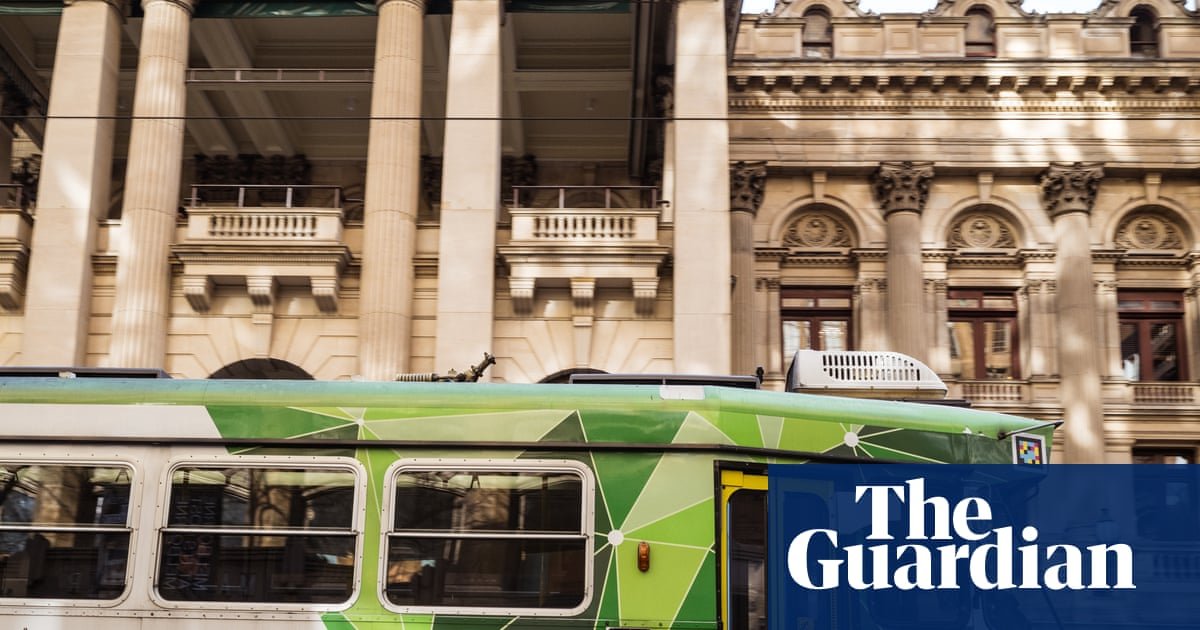 Labor promises $30 weekly cap for Victorian public transport amid push for free travel