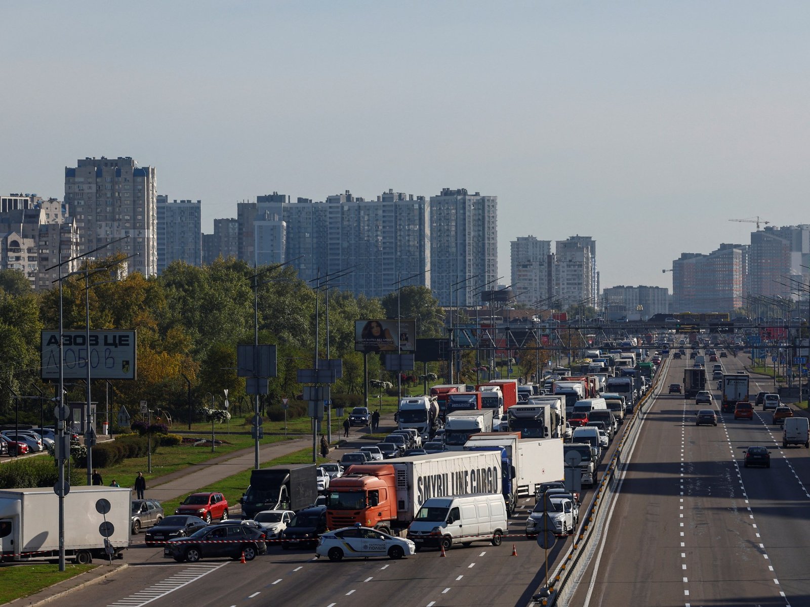 Ukraine calls for tighter sanctions as Russian attacks spark Kyiv gridlock