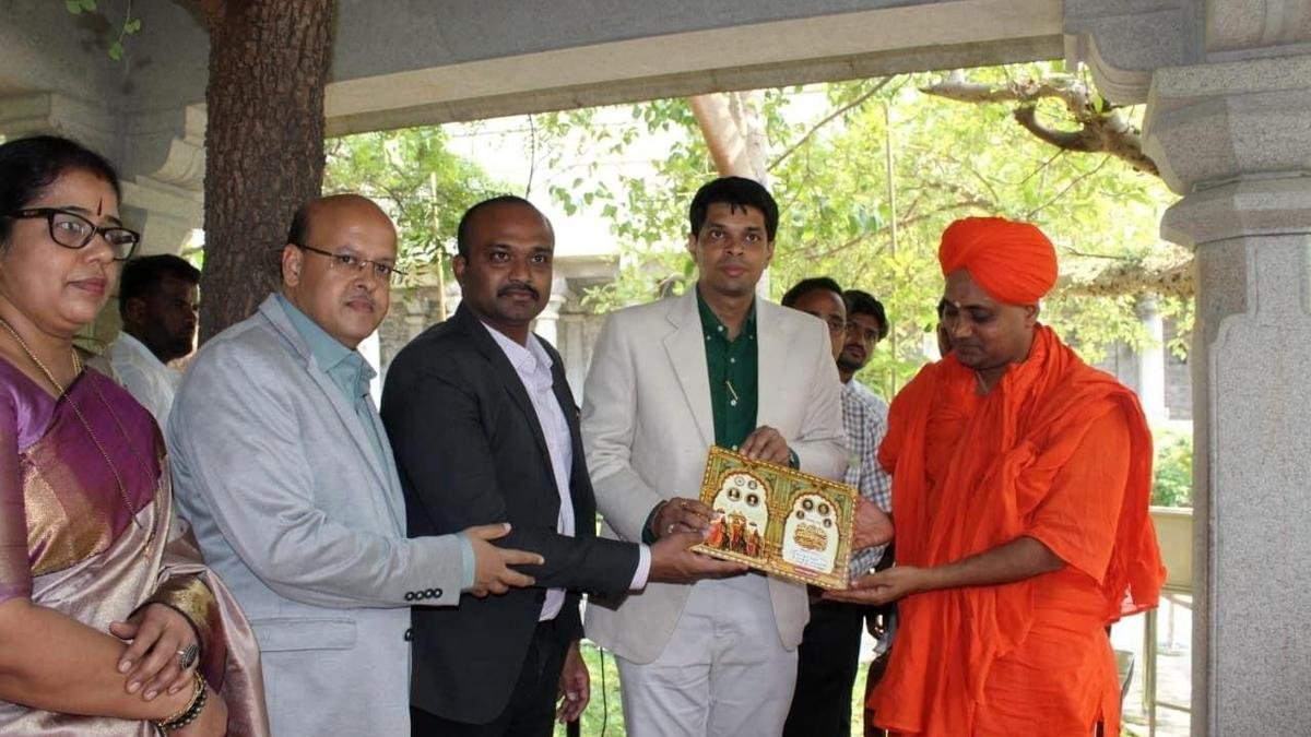 Mysuru district administration invites Abhinava Gavisiddeshwara Swami to inaugurate Dasara