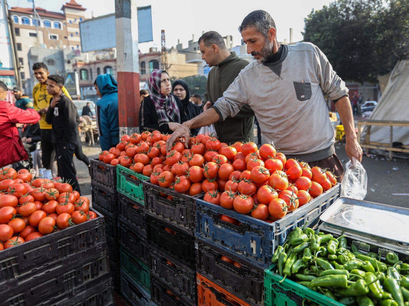 Israel halts commercial goods from entering Gaza; Hamas denies tax claims