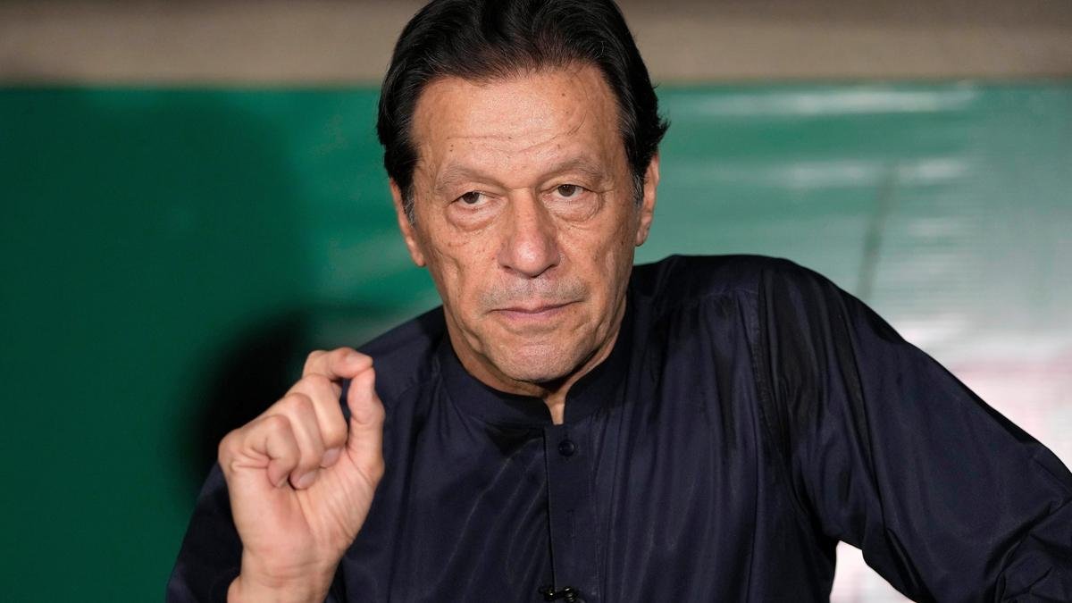 Pakistan government holds talks with Imran Khan's party to defuse tensions ahead of long march to Islamabad