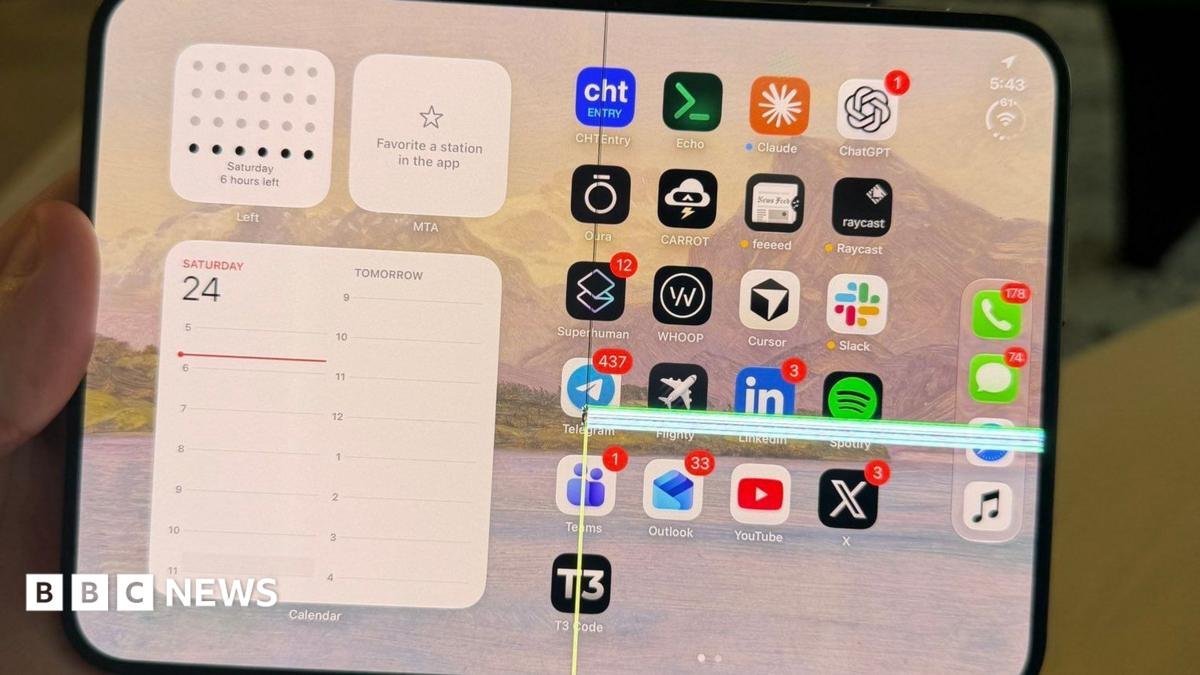 Apple says it will replace iPhone Duo handsets with screen problems