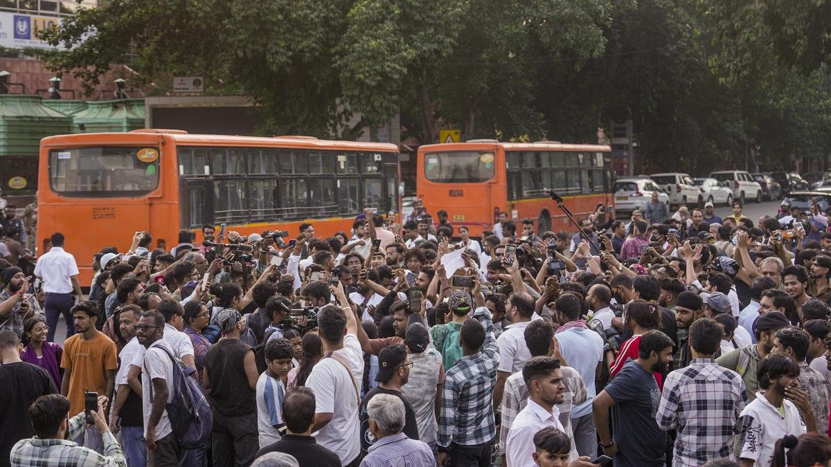 Right-wing group members assault protesters amid heavy police presence