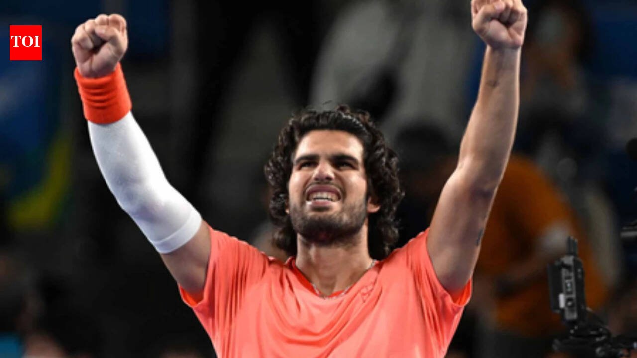 Alcaraz survives first-set collapse, battles past Munar to reach Japan Open final