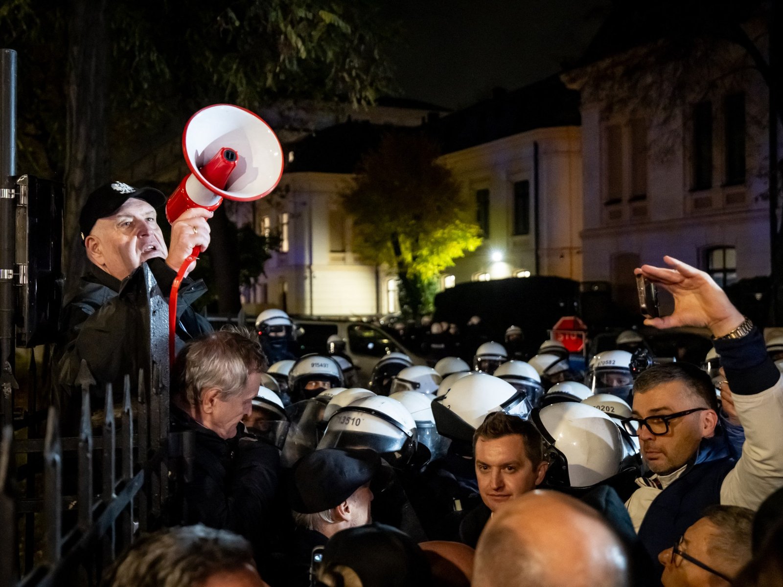 Polish police deployed to top court after head judge suspended