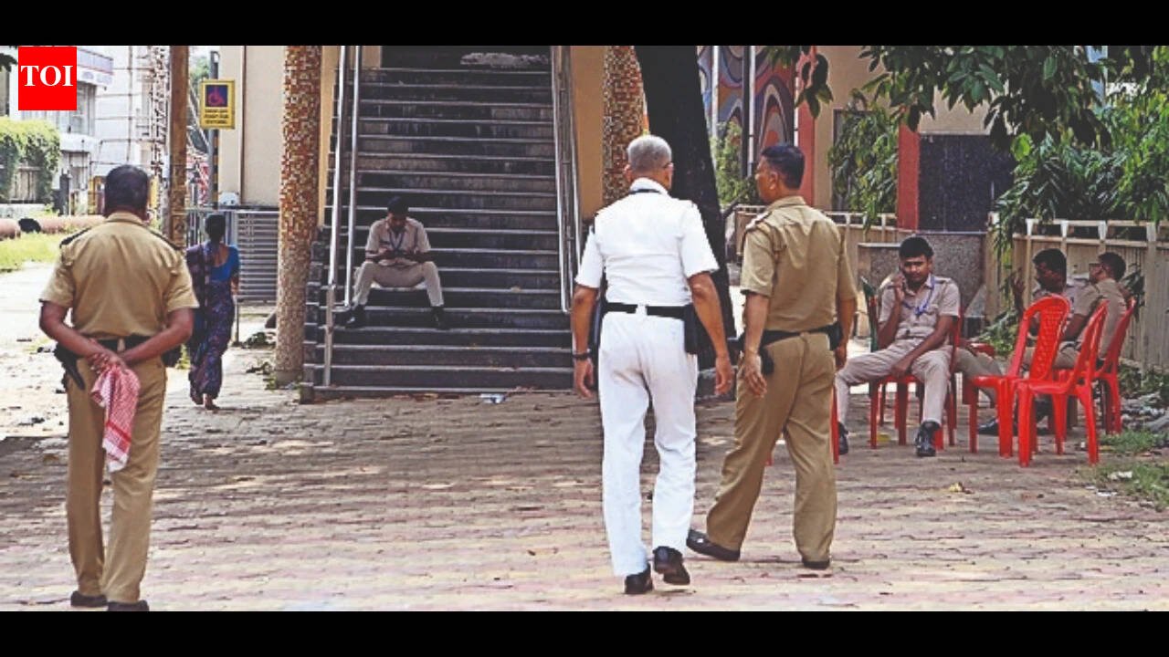 SRFTI students defy 24-hour vacate order, continue protest through Durga Puja holidays